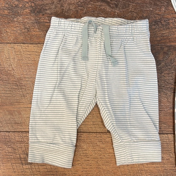 Baby Gap organic cotton one piece and pants set - Picture 2 of 8